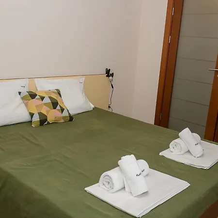 Cozy 2bd Flat With Balcony And Workspace Apartment *