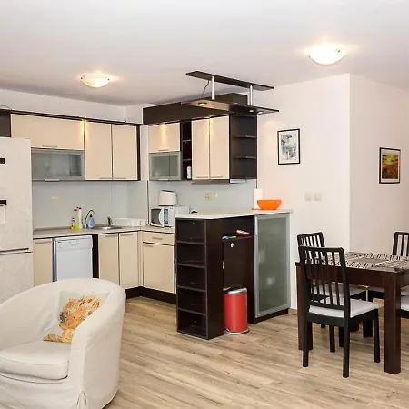 Cozy 2bd Flat With Balcony And Workspace * Golden Sands