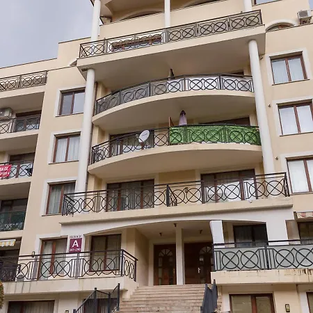 Cozy 2bd Flat With Balcony And Workspace Apartment *