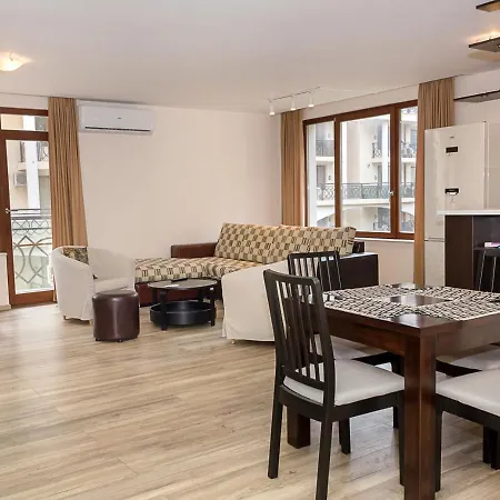 Cozy 2bd Flat With Balcony And Workspace *