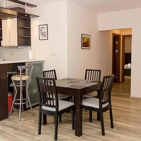 Cozy 2bd Flat With Balcony And Workspace Apartment