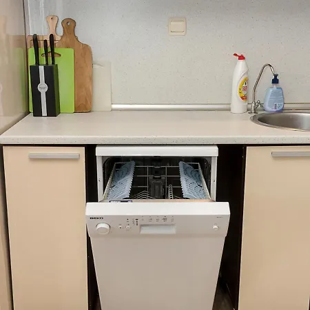 Cozy 2bd Flat With Balcony And Workspace